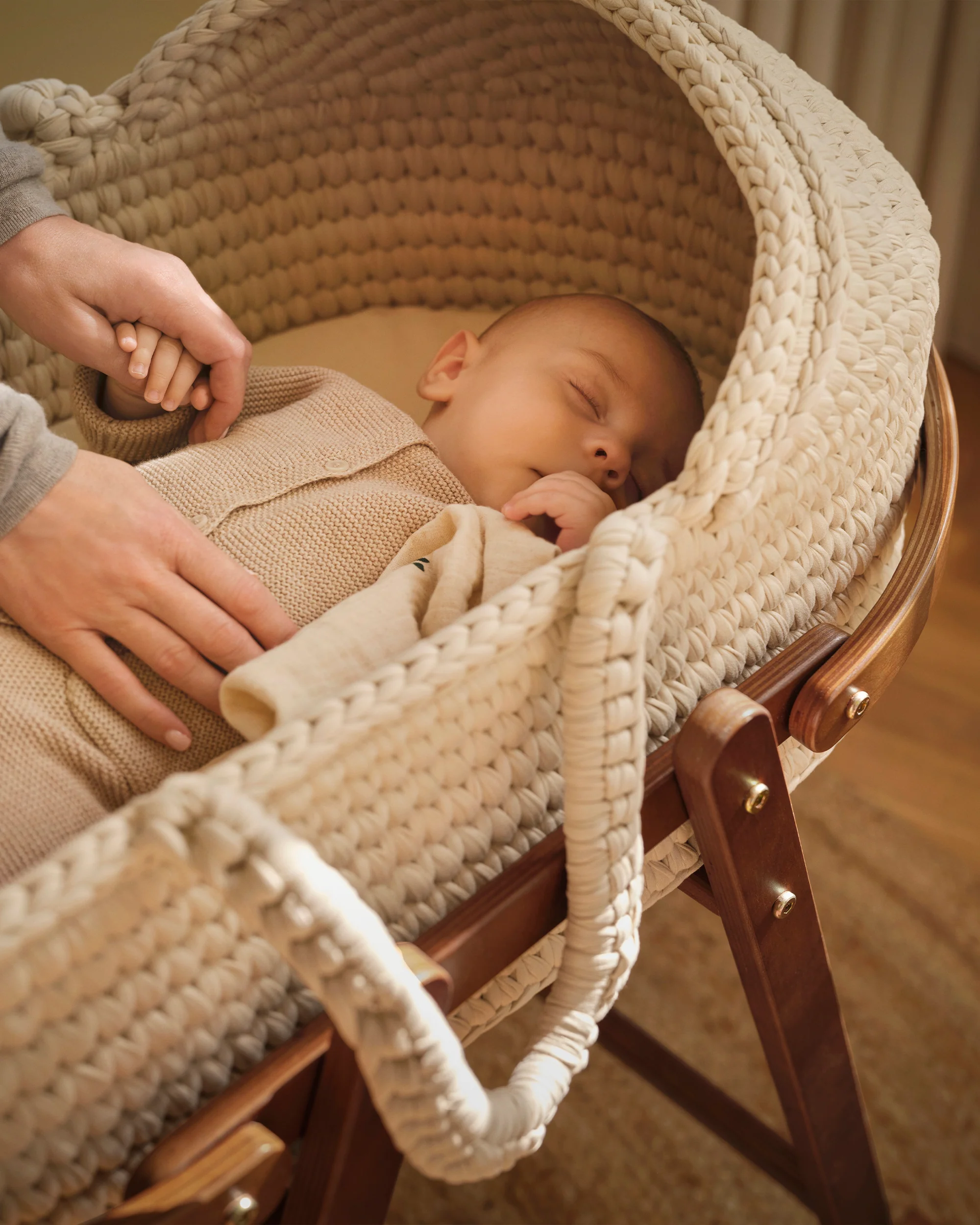 Crocheted moses basket with stand - Image 3