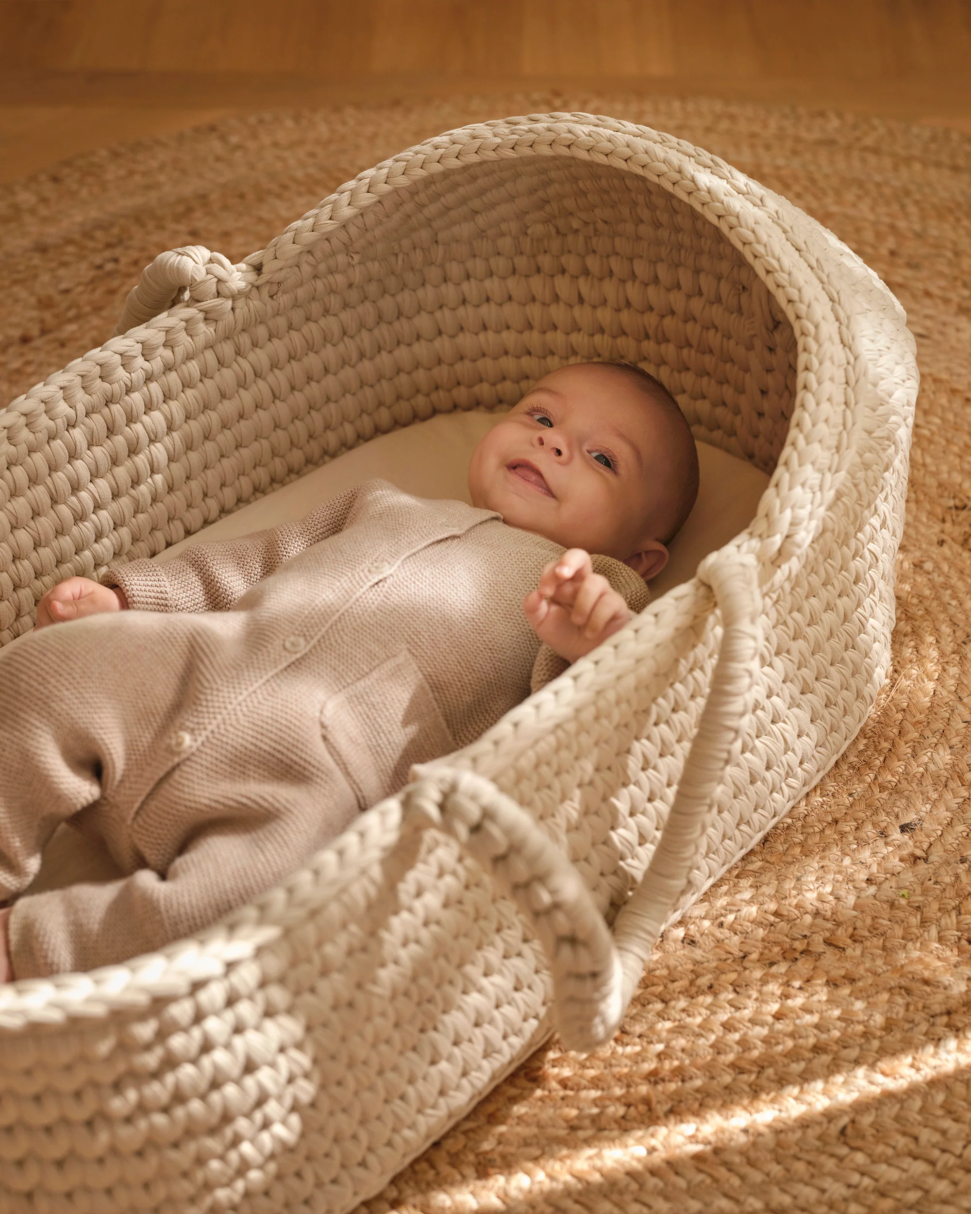 Crocheted moses basket with stand - Image 4