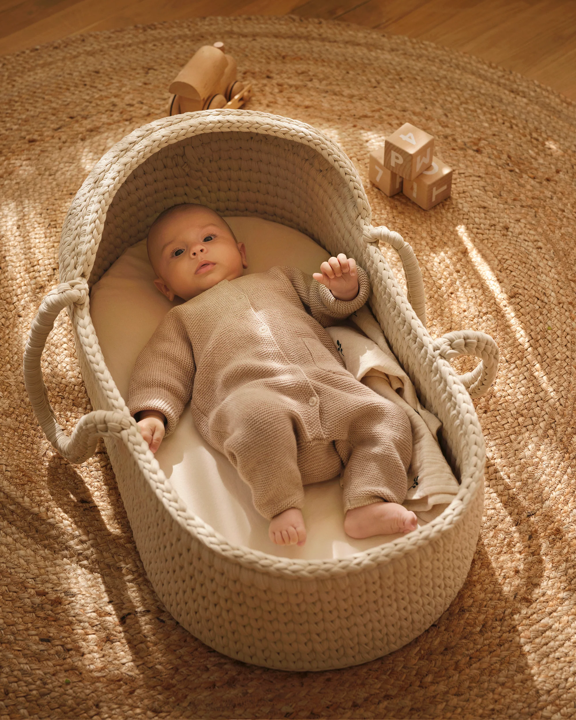 Crocheted moses basket with stand - Image 5