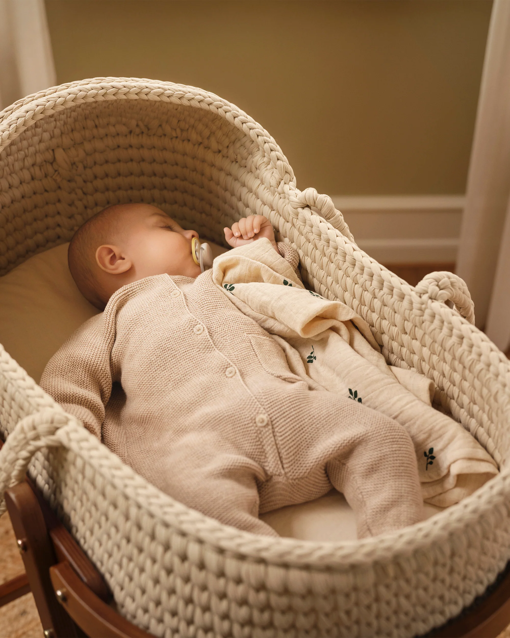 Crocheted moses basket with stand - Image 6