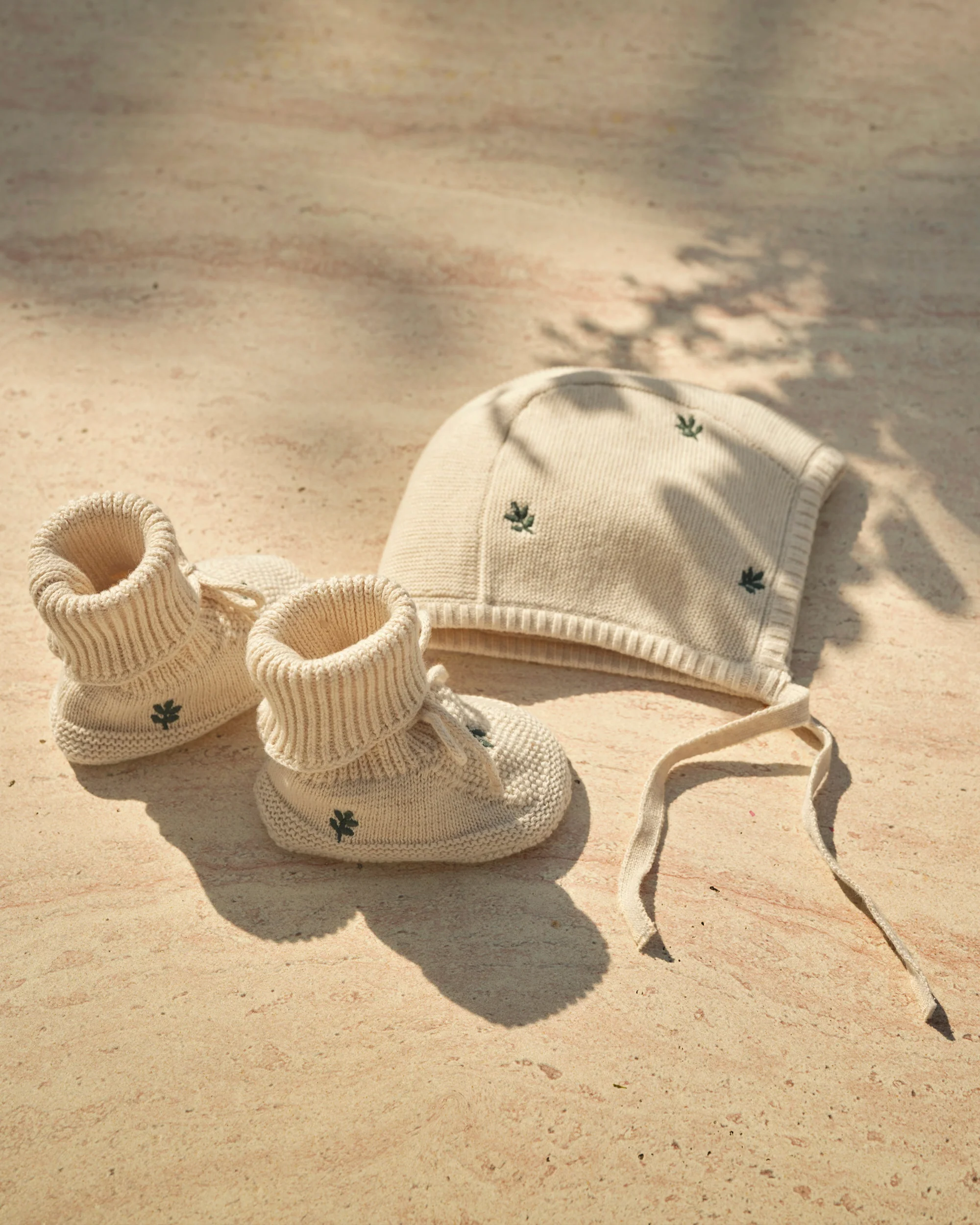 Knitted bonnet & booties - gift box - Image 4