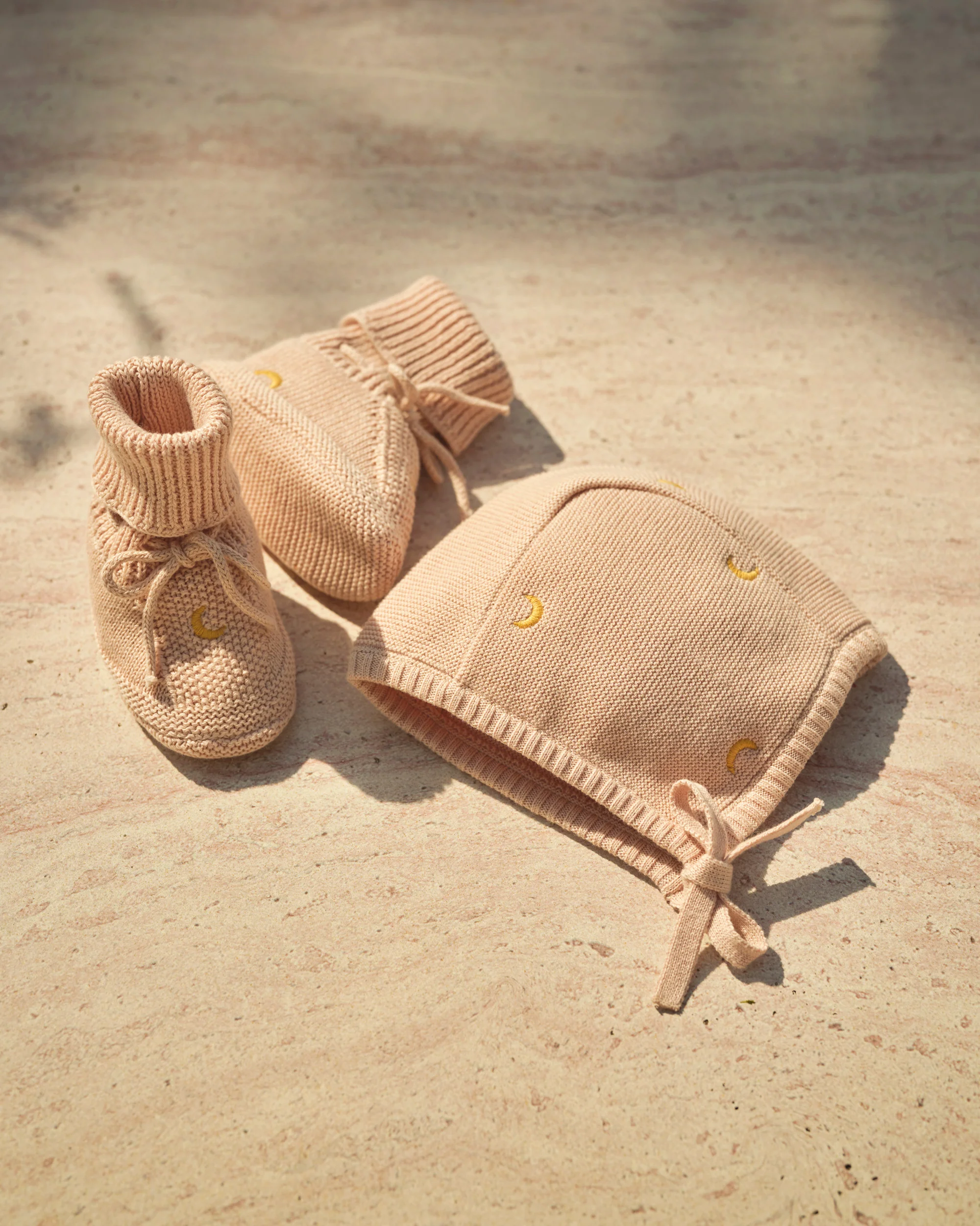Knitted bonnet & booties - gift box - Image 5