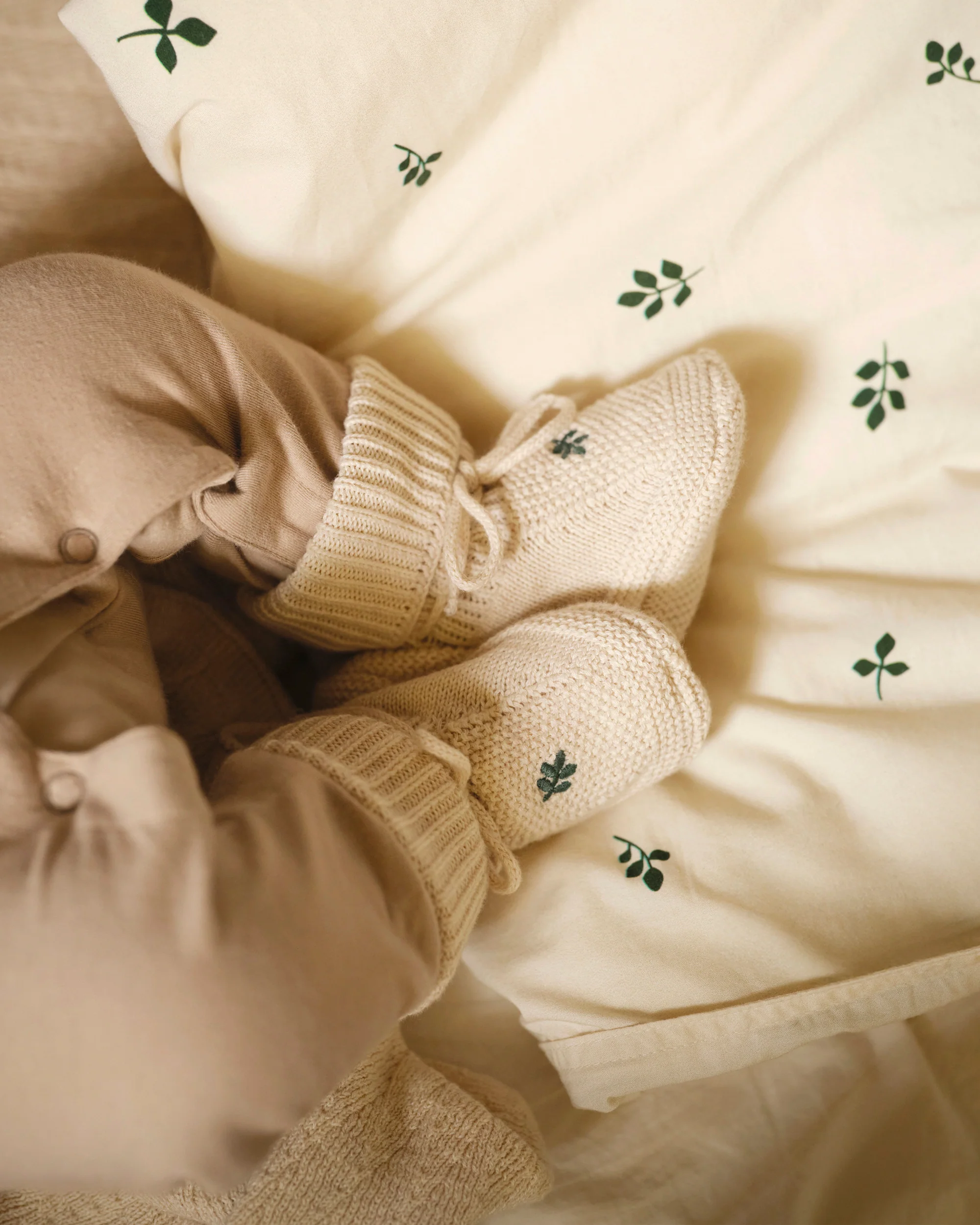 Knitted bonnet & booties - gift box - Image 6